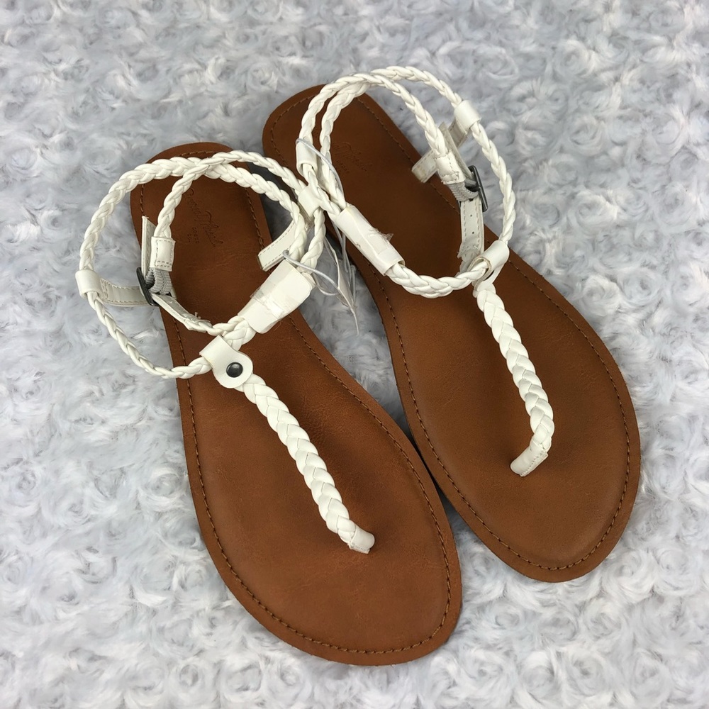 Universal Thread Larissa White Thong Sandals 9.5